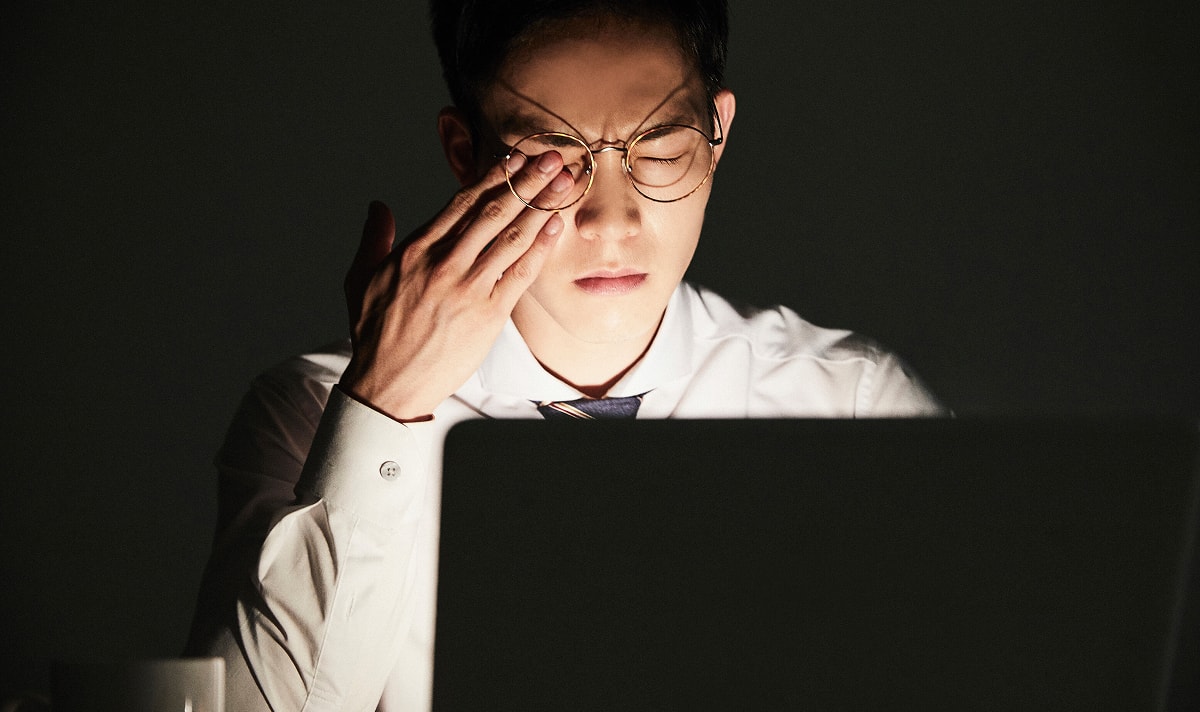 Contact lens wearers struggling with dry eye and discomfort